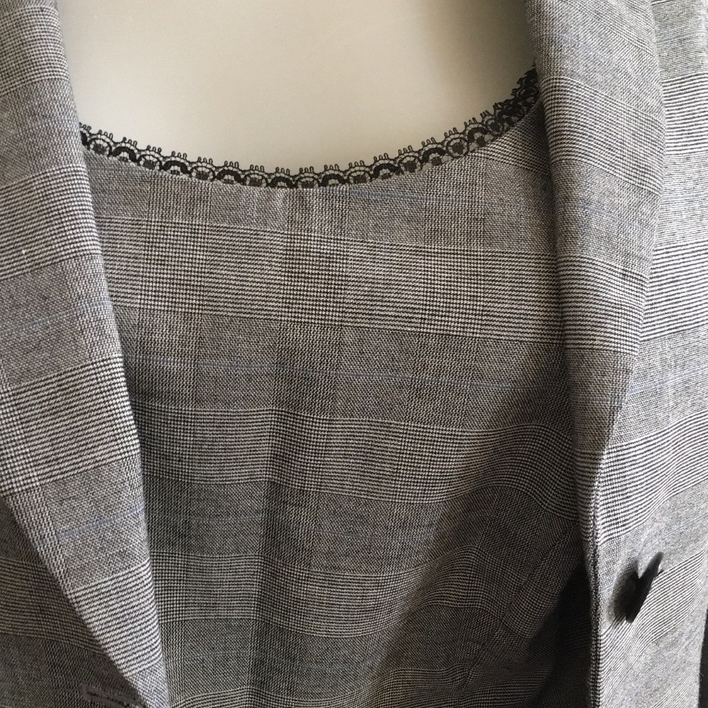 Danielle O by Tahari Levine 3 piece figure flattering suit. Size 6. - Picture 8 of 8